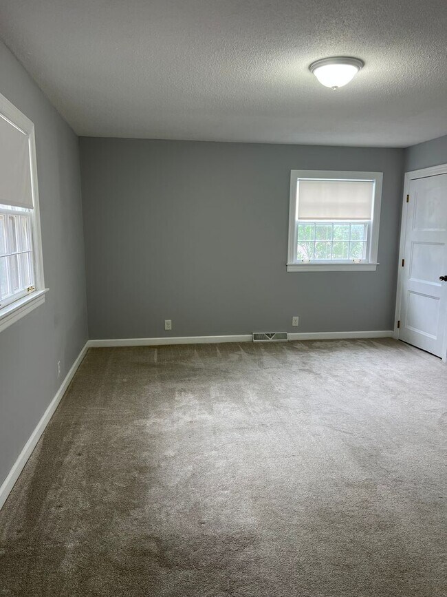 Building Photo - Single Family Home on almost an acre, 4 be...