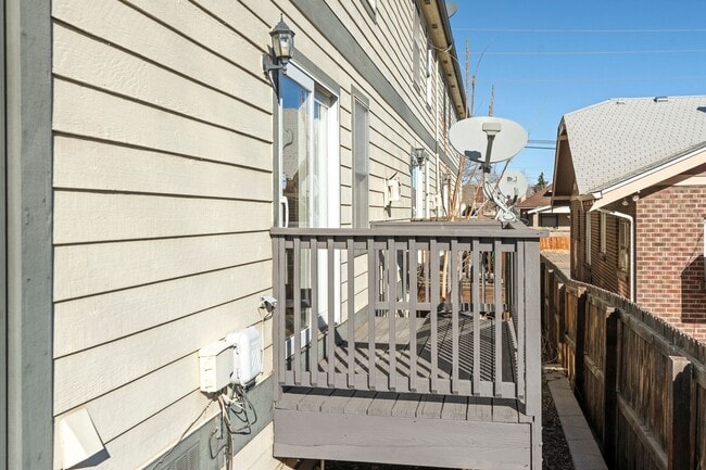 Building Photo - Charming 3 Bedroom Townhome in Highlands Neighborhood