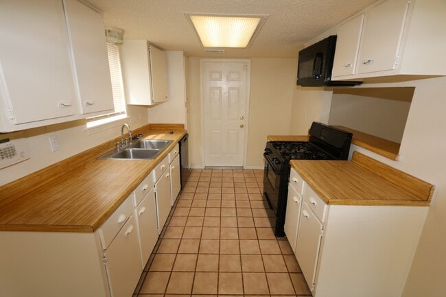 Building Photo - 2106 Marot Dr