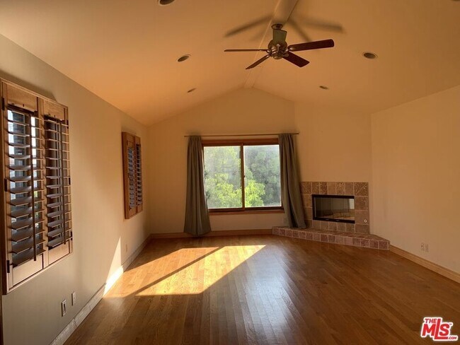 Building Photo - 7917 Westlawn Ave