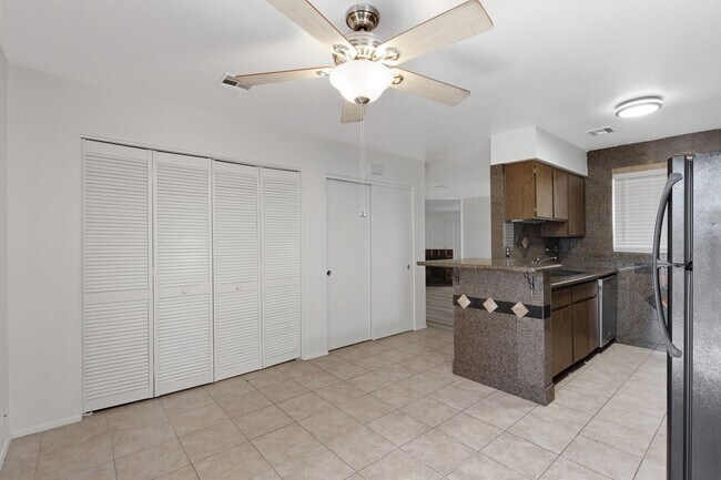 Building Photo - Private 2/2  Unit • Quiet Community • Prime North Phoenix Location