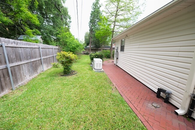 Building Photo - 7546 Maple Tree Dr