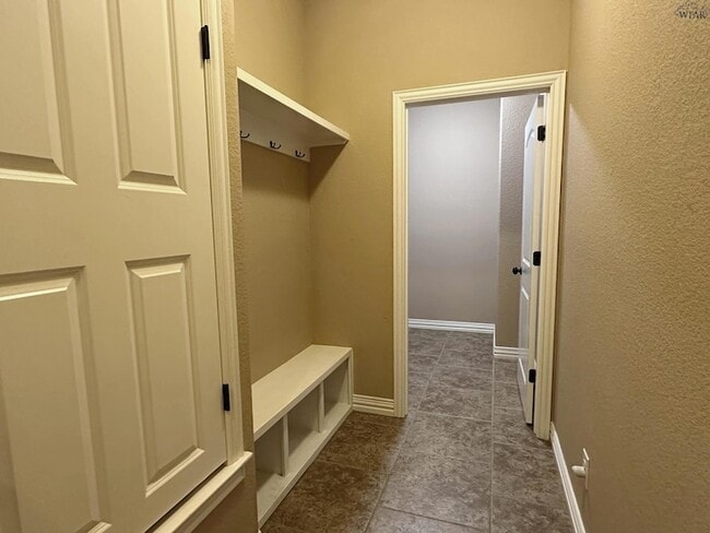 Building Photo - 6018 Oakmont Dr