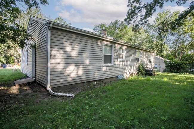 Building Photo - Your Cozy Kansas City Retreat Awaits – Wit...