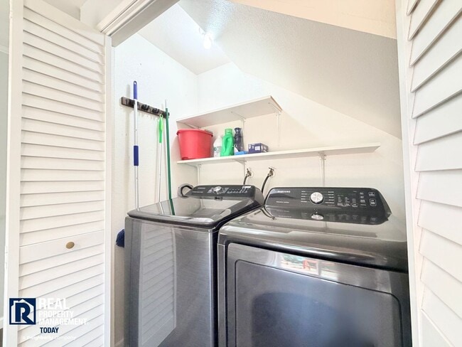 Building Photo - Freshly Updated Gig Harbor Townhome Near the Waterfront!