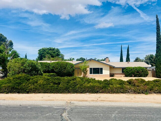 Building Photo - Scenic Hillside Living – Spacious 3 Bed, 2 Bath with Sweeping Views