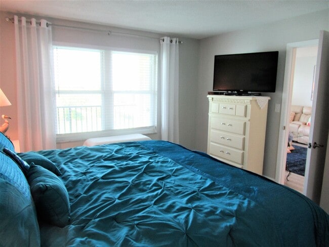 Building Photo - Waterfront 2/2 Furnished SEVEN month rental 55+ 8th Floor Point Brittany