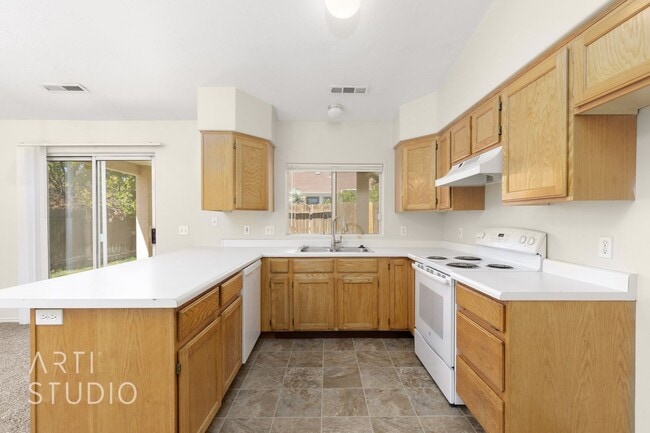 Building Photo - 3 Bedroom, 2 Bathroom Home in the Red Clif...