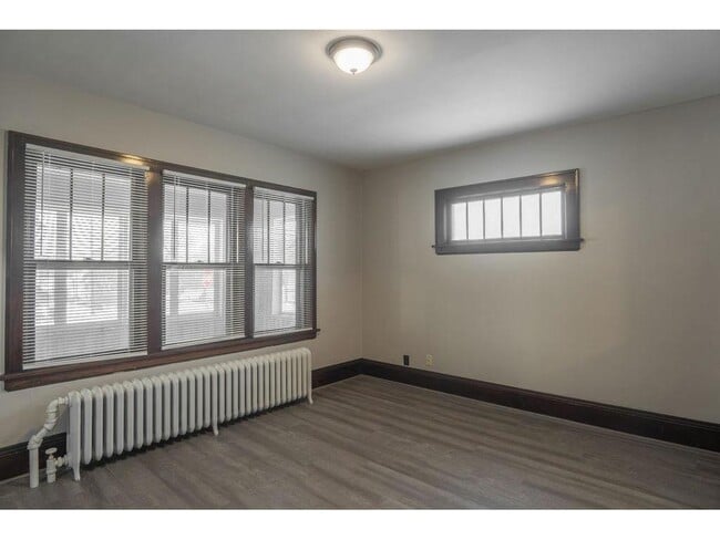 Building Photo - 890 Arkwright St N