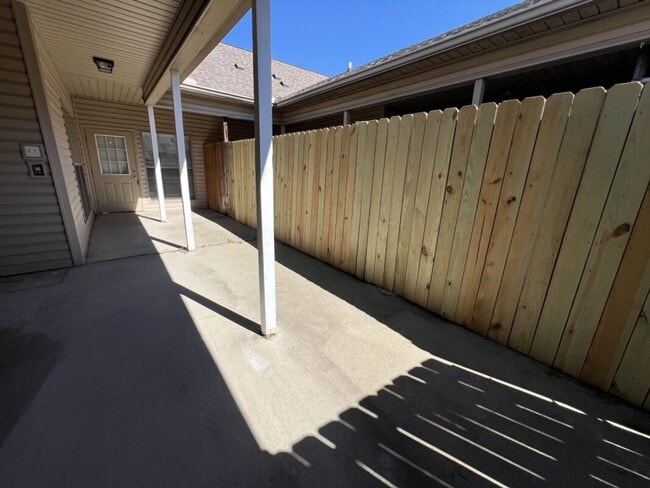 Building Photo - Newly updated! 3 bd, 2 bath condo in Zacha...