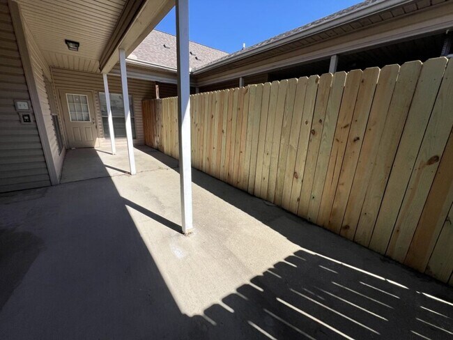 Building Photo - Newly updated! 3 bd, 2 bath condo in Zachary's Cottages at Blue Herron