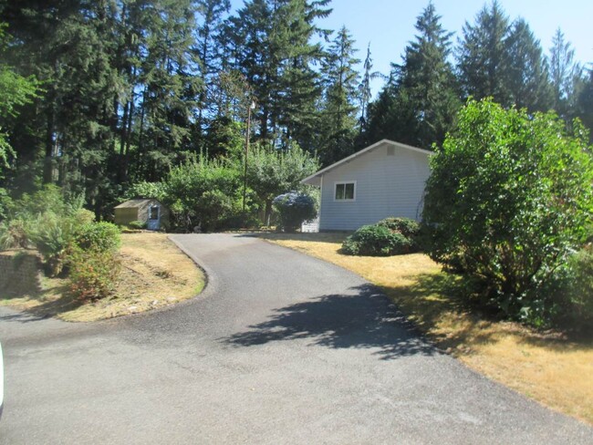 Building Photo - Rambler with Large Garage in Artondale