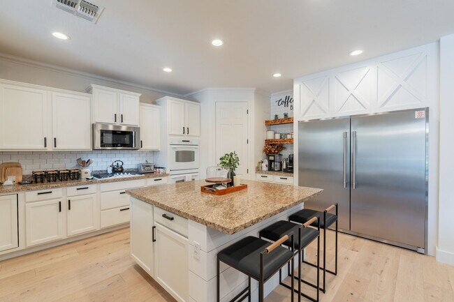 Building Photo - 3852 E Comstock Dr