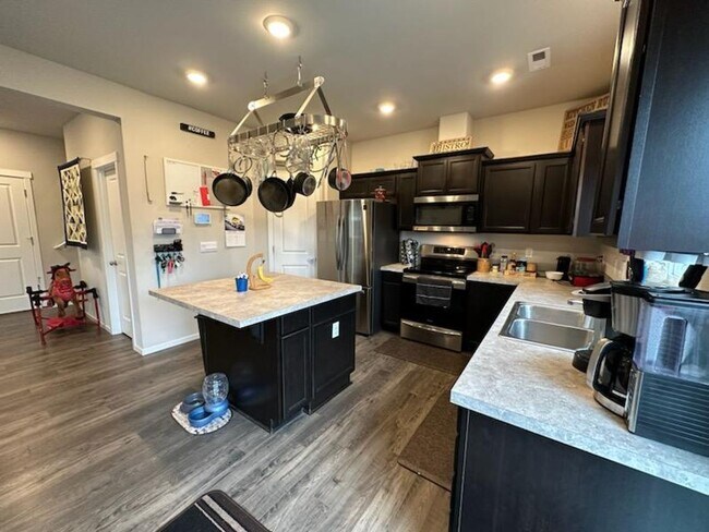 Building Photo - Large Bremerton Townhome