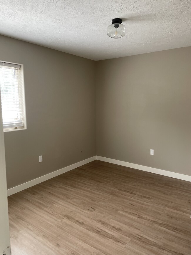 Building Photo - 740 NE Loper Ave
