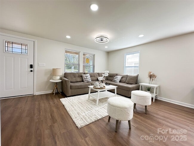 Building Photo - 226 Malvern Dr SW