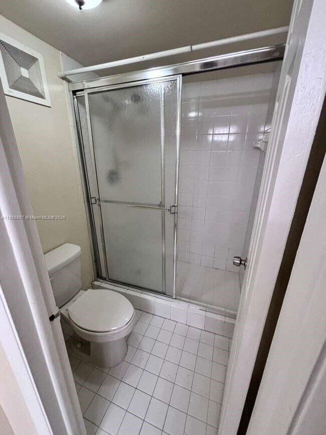 Building Photo - 430 Commodore Dr