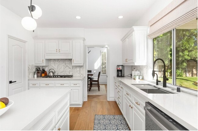 Building Photo - Exquisite Designer 4 Bedroom Home for Rent