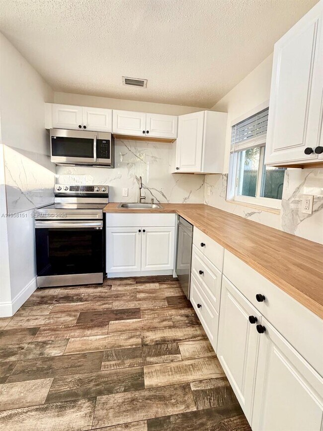 Building Photo - 927 SW 12th Ave