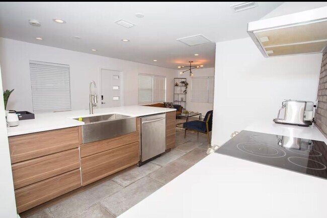 Building Photo - 3/2 Pool Home South Tampa Available NOW !!