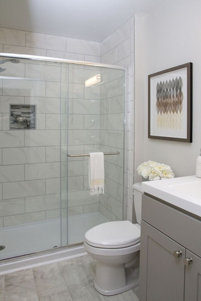 Building Photo - Two Bedroom Contemporary Style Apartment o...