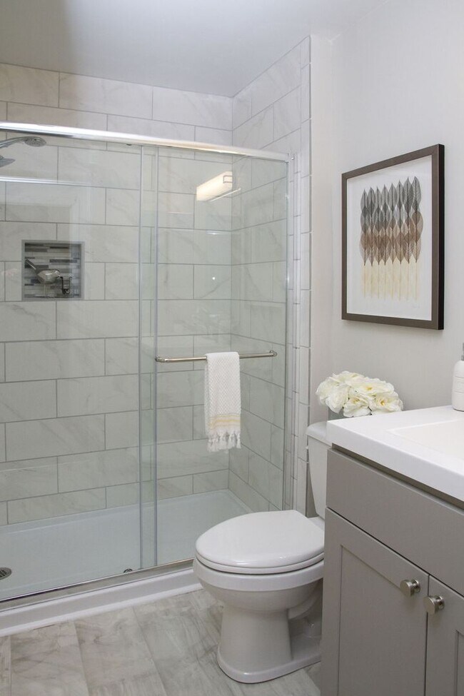 Building Photo - Two Bedroom Signature Style Apartment on t...