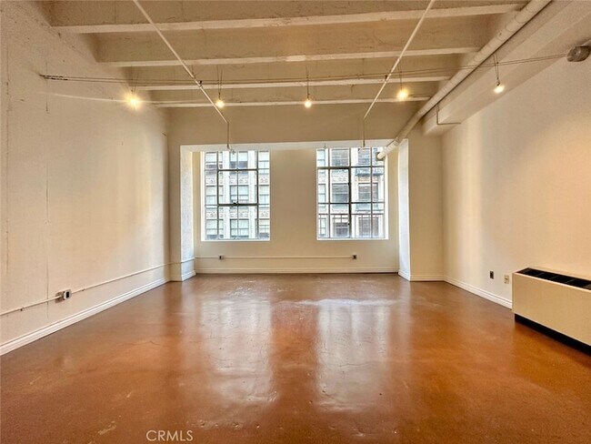 Building Photo - 312 W 5th St