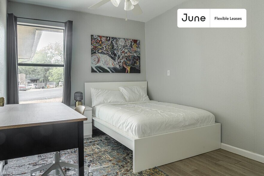 Building Photo - 5105 Spruce Cove