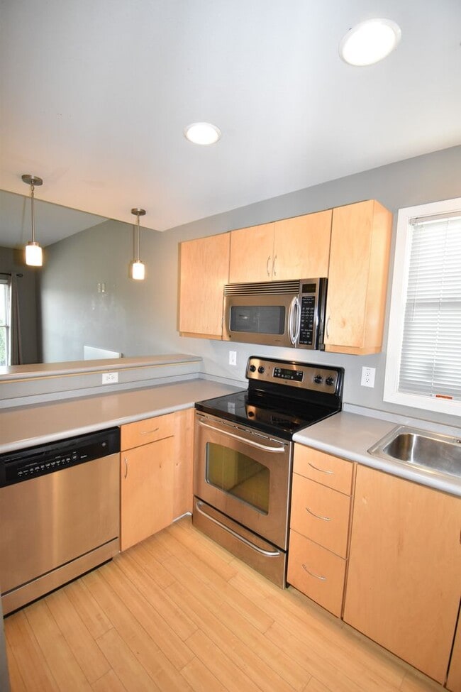 Building Photo - Large 2 Bedroom Condo For Rent Near Historic Downtown Clarksville!