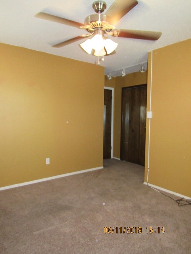 Building Photo - PET FRIENDLY :) Under 20 lbs