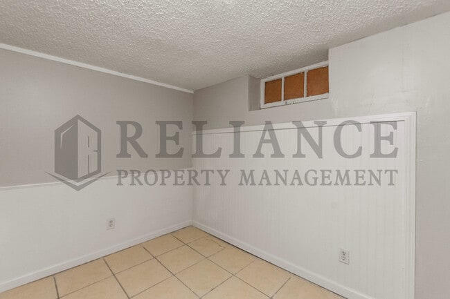 Building Photo - 804 N Battin St