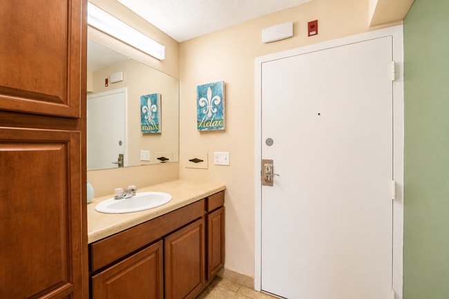 Building Photo - Cozy Studio on the Beach in Daytona Beach Shores