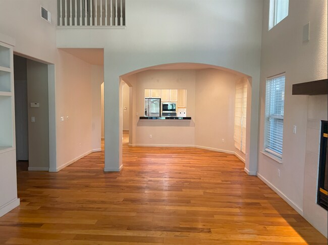 Building Photo - 1500 Scenic Dr