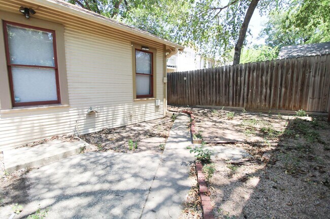 Building Photo - 436 W Rosewood Ave