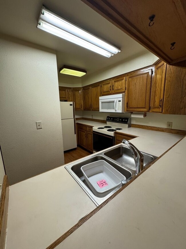 Building Photo - 2 bed/ 1 bath condo in UMED