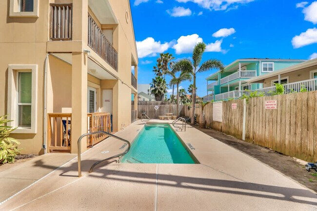 Building Photo - 117 E Lantana St