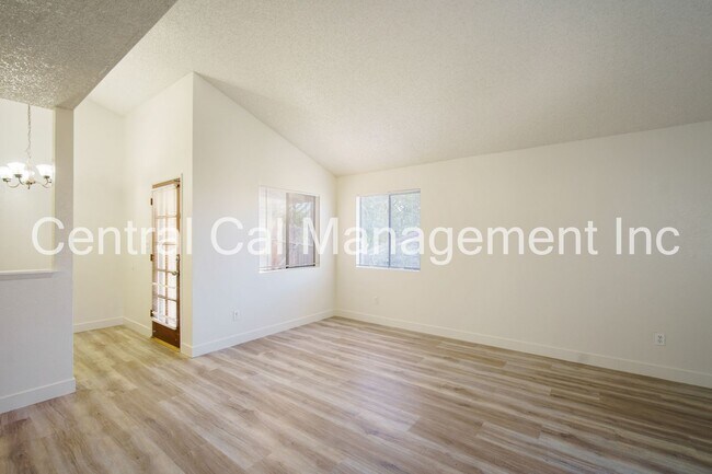 Building Photo - 5905 Auburn Oaks Dr