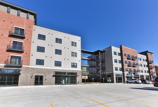 Building Photo - 3938 S Lone Pine Ave
