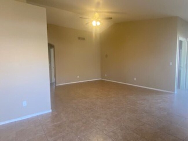 Building Photo - BEAUTIFUL SINGLE LEVEL 3 BEDROOM HOME IN PRIME GILBERT LOCATION.