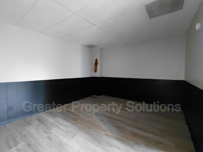 Building Photo - 416 1/2 Commercial Ave