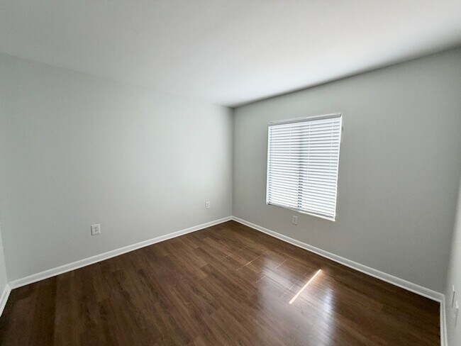 Building Photo - 1600 Park Cir