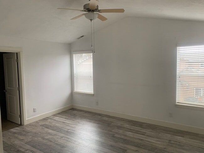 Building Photo - 4 Bed/2.5 Bath Single Family Home in SE Bend