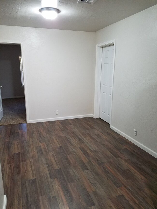 Building Photo - Remodeled 3 bedroom 1 bathroom house in Ed...