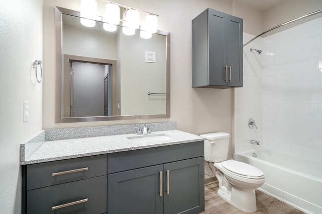 Horizon Plus - Bathroom - unfurnished - Northside Apartments