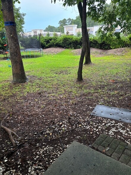 Building Photo - 633 Oakhurst Dr