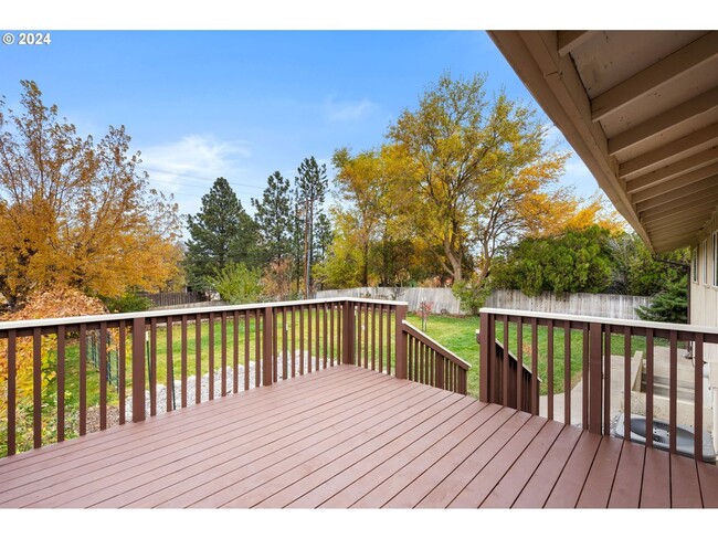 Building Photo - Charming Split Level in Boardman