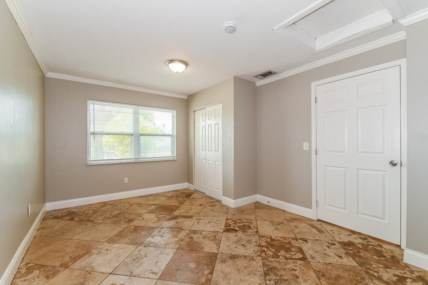 Building Photo - 5595 Sunrise Dr