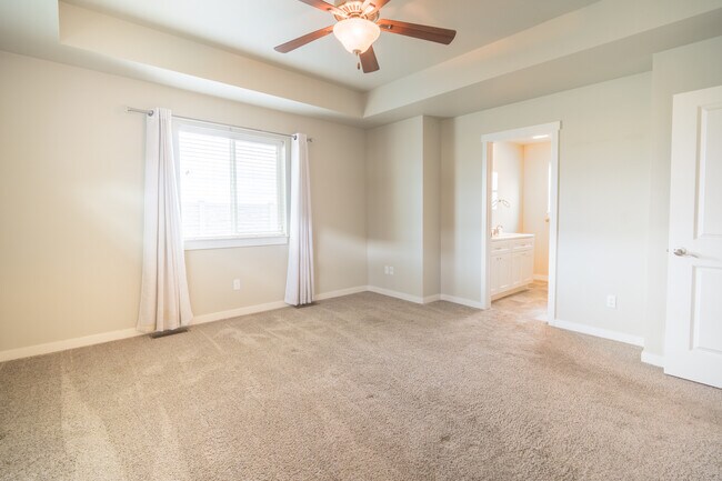 Building Photo - 423 Hollyhock Ln