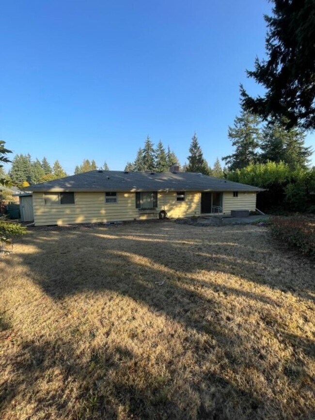 Building Photo - 3Bd/1.75Ba Shoreline House