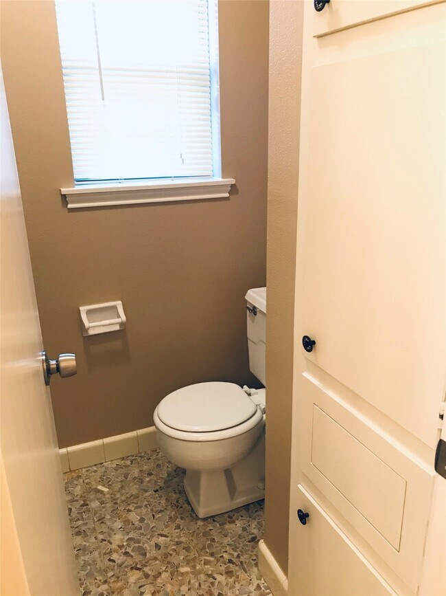 Building Photo - 3110 Springhill Dr